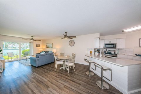 Condo in Saint Petersburg, Florida, 2 bedrooms  № 1136671 - photo 8