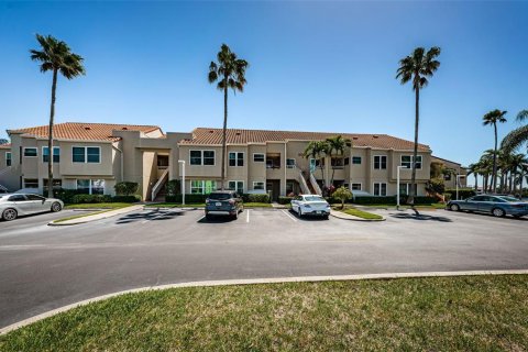 Condo in Saint Petersburg, Florida, 2 bedrooms  № 1136671 - photo 1