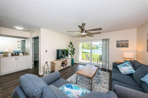 Condo in Saint Petersburg, Florida, 2 bedrooms  № 1136671 - photo 11