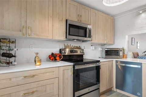 Condo in Sunrise, Florida, 2 bedrooms  № 1928883 - photo 19