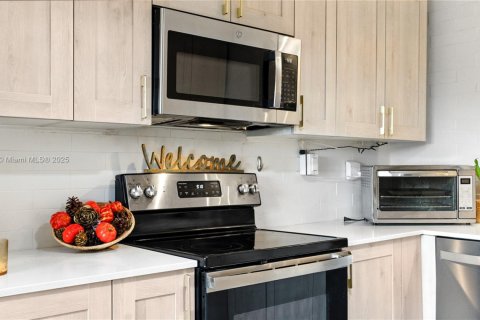 Condo in Sunrise, Florida, 2 bedrooms  № 1928883 - photo 1