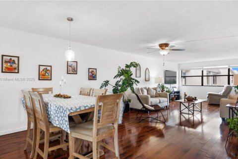 Condo in Sunrise, Florida, 2 bedrooms  № 1928883 - photo 13