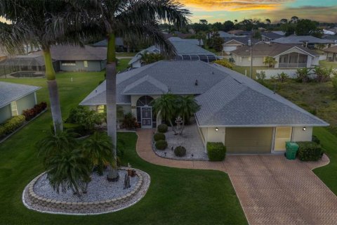 House in Port Charlotte, Florida 3 bedrooms, 192.49 sq.m. № 1636631 - photo 1