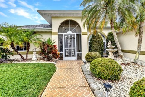 House in Port Charlotte, Florida 3 bedrooms, 192.49 sq.m. № 1636631 - photo 2