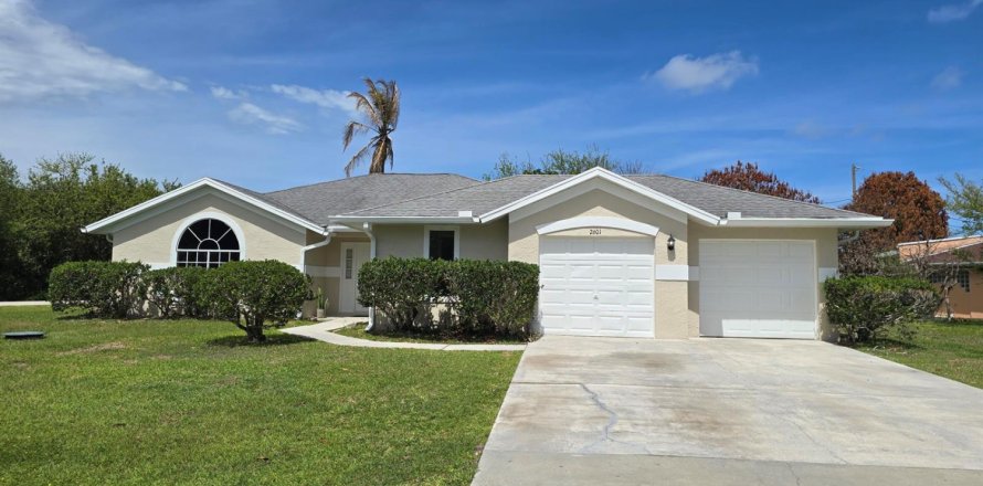 House in Port St. Lucie, Florida 3 bedrooms, 172.24 sq.m. № 2249651