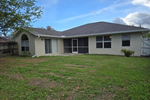 House in Port St. Lucie, Florida 3 bedrooms, 172.24 sq.m. № 2249651 - photo 19