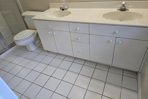 House in Port St. Lucie, Florida 3 bedrooms, 172.24 sq.m. № 2249651 - photo 9