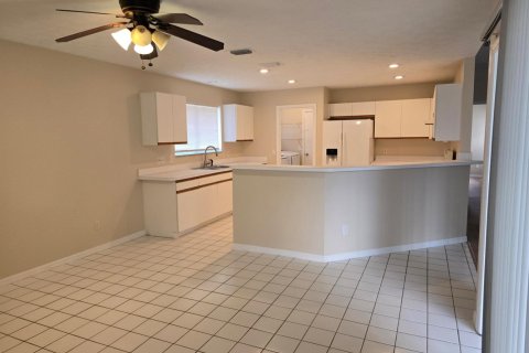 House in Port St. Lucie, Florida 3 bedrooms, 172.24 sq.m. № 2249651 - photo 7