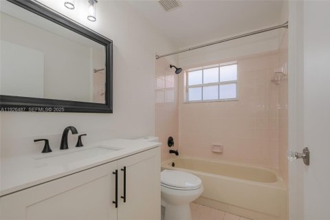 Townhouse in Pembroke Pines, Florida 3 bedrooms, 125.98 sq.m. № 1987362 - photo 24