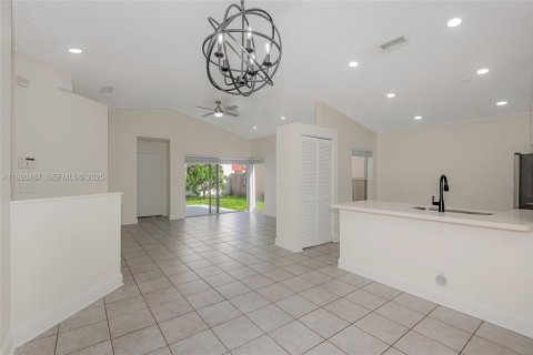 Townhouse in Pembroke Pines, Florida 3 bedrooms, 125.98 sq.m. № 1987362 - photo 10