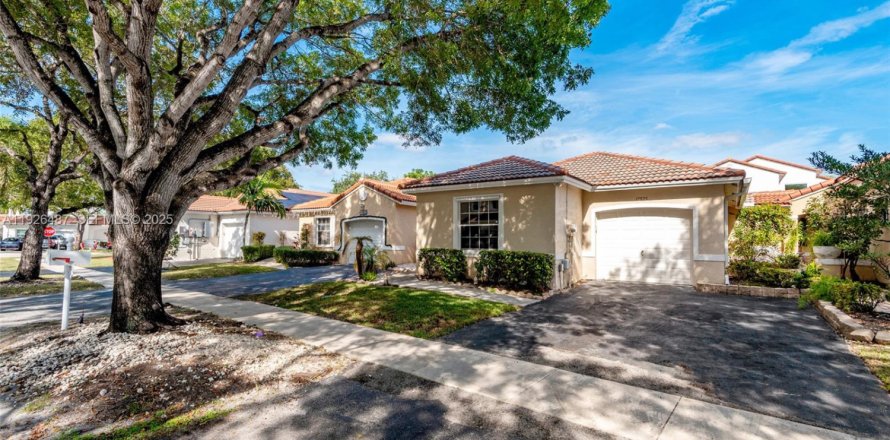 Townhouse in Pembroke Pines, Florida 3 bedrooms, 125.98 sq.m. № 1987362