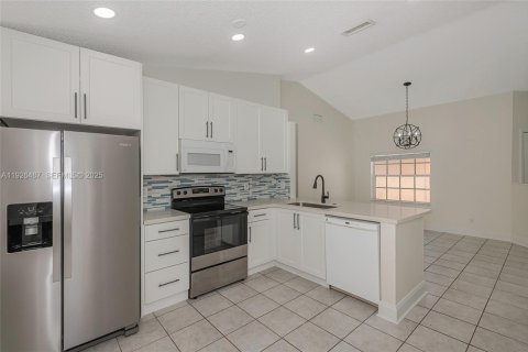 Townhouse in Pembroke Pines, Florida 3 bedrooms, 125.98 sq.m. № 1987362 - photo 13
