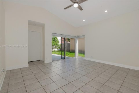 Townhouse in Pembroke Pines, Florida 3 bedrooms, 125.98 sq.m. № 1987362 - photo 4