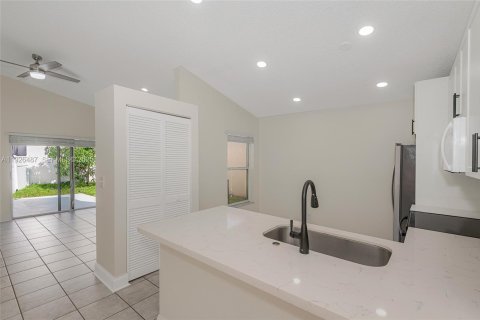 Townhouse in Pembroke Pines, Florida 3 bedrooms, 125.98 sq.m. № 1987362 - photo 11