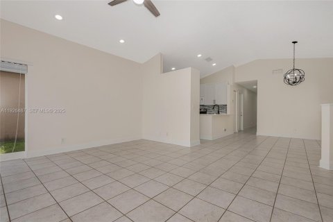 Townhouse in Pembroke Pines, Florida 3 bedrooms, 125.98 sq.m. № 1987362 - photo 7