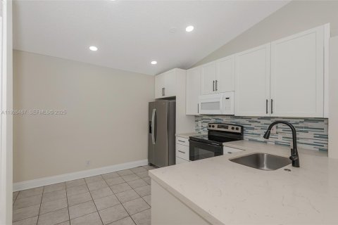 Townhouse in Pembroke Pines, Florida 3 bedrooms, 125.98 sq.m. № 1987362 - photo 12