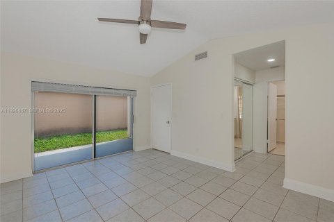 Townhouse in Pembroke Pines, Florida 3 bedrooms, 125.98 sq.m. № 1987362 - photo 16
