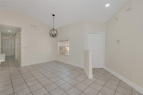 Townhouse in Pembroke Pines, Florida 3 bedrooms, 125.98 sq.m. № 1987362 - photo 8