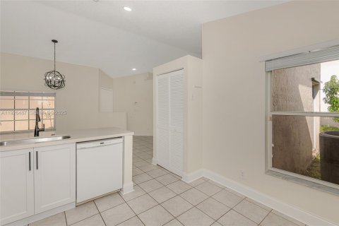 Townhouse in Pembroke Pines, Florida 3 bedrooms, 125.98 sq.m. № 1987362 - photo 14