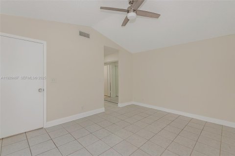 Townhouse in Pembroke Pines, Florida 3 bedrooms, 125.98 sq.m. № 1987362 - photo 15
