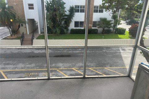 Condo in Oakland Park, Florida, 1 bedroom  № 1927788 - photo 15