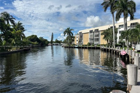 Condo in Oakland Park, Florida, 1 bedroom  № 1927788 - photo 2