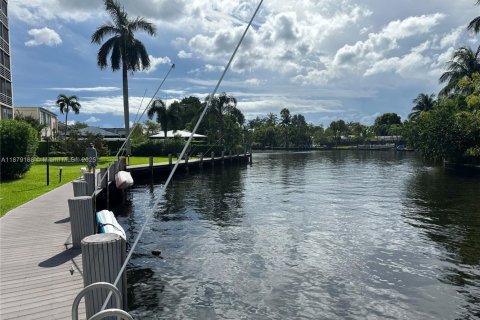 Condo in Oakland Park, Florida, 1 bedroom  № 1927788 - photo 14