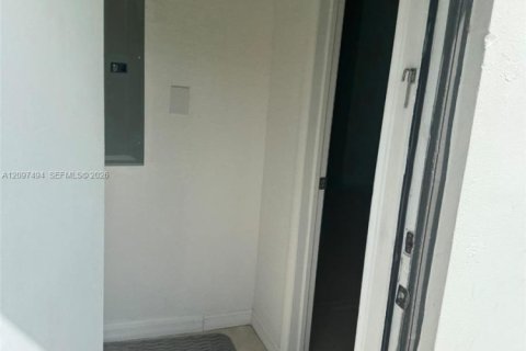 Immobilier commercial à louer à Miami, Floride: 1 chambre, 131.83 m2 № 2407738 - photo 2