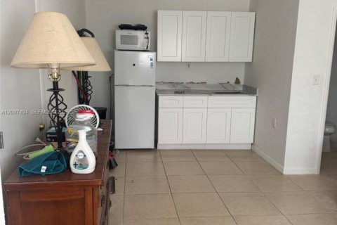 Immobilier commercial à louer à Miami, Floride: 1 chambre, 131.83 m2 № 2407738 - photo 4