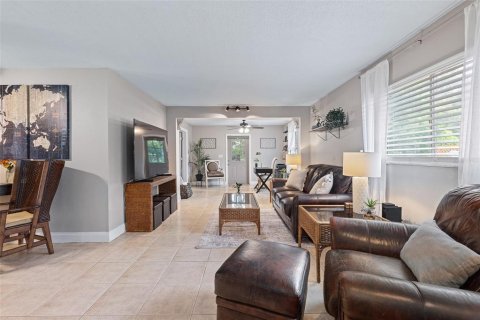 House in Palm Coast, Florida 5 bedrooms, 185.34 sq.m. № 1905489 - photo 8