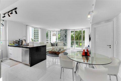 Condominio en alquiler en Miami, Florida, 2 dormitorios, 102.19 m2 № 1953601 - foto 3