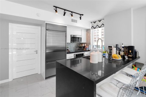 Condominio en alquiler en Miami, Florida, 2 dormitorios, 102.19 m2 № 1953601 - foto 8