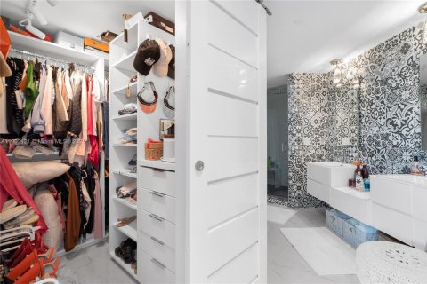 Condominio en alquiler en Miami, Florida, 2 dormitorios, 102.19 m2 № 1953601 - foto 10