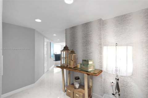 Condominio en alquiler en Miami, Florida, 2 dormitorios, 102.19 m2 № 1953601 - foto 2