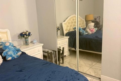 Condo in Hialeah, Florida, 1 bedroom  № 2004983 - photo 3