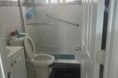 Condo in Hialeah, Florida, 1 bedroom  № 2004983 - photo 9