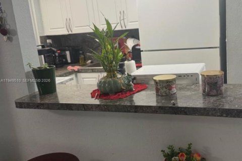 Condo in Hialeah, Florida, 1 bedroom  № 2004983 - photo 6