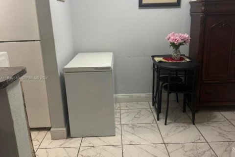 Condo in Hialeah, Florida, 1 bedroom  № 2004983 - photo 5