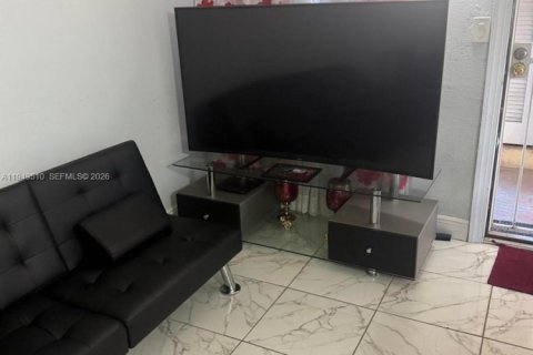 Condo in Hialeah, Florida, 1 bedroom  № 2004983 - photo 7