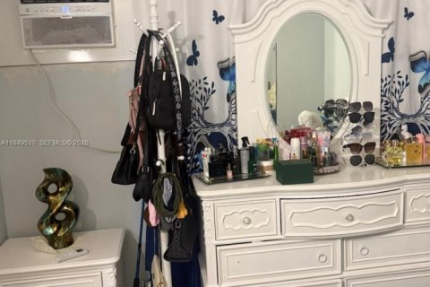 Condo in Hialeah, Florida, 1 bedroom  № 2004983 - photo 2