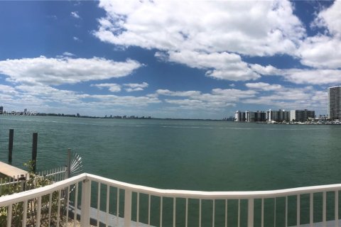 Copropriété à vendre à Miami Beach, Floride: 2 chambres, 125.05 m2 № 2399879 - photo 26