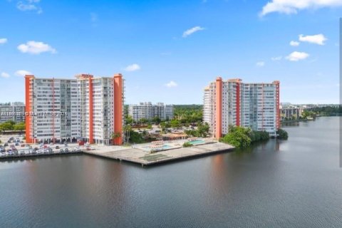 Condo in Miami, Florida, 1 bedroom  № 1946923 - photo 29