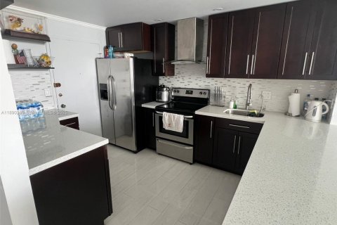 Condo in Miami, Florida, 1 bedroom  № 1946923 - photo 7