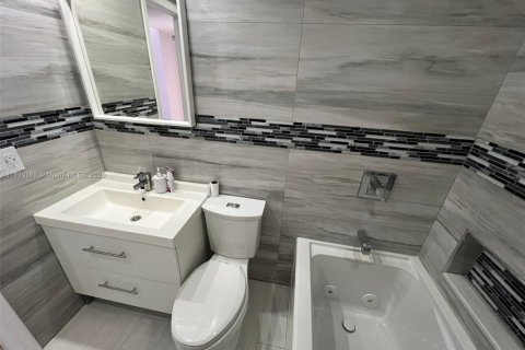 Condo in Miami, Florida, 1 bedroom  № 1946923 - photo 10