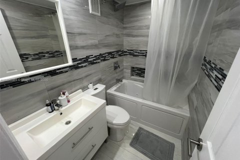 Condo in Miami, Florida, 1 bedroom  № 1946923 - photo 11