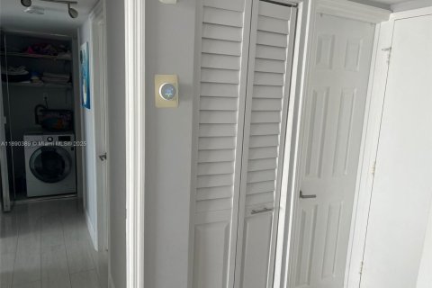 Condo in Miami, Florida, 1 bedroom  № 1946923 - photo 21
