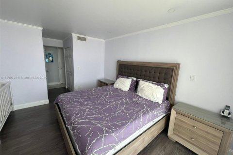 Condo in Miami, Florida, 1 bedroom  № 1946923 - photo 15