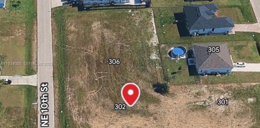 Land in Cape Coral, Florida № 2077097