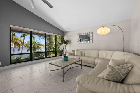 Casa en venta en Cape Coral, Florida, 3 dormitorios, 214.23 m2 № 1717265 - foto 21