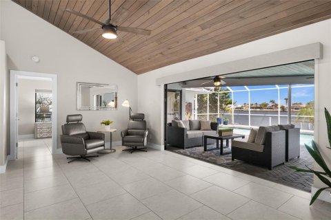 Casa en venta en Cape Coral, Florida, 3 dormitorios, 214.23 m2 № 1717265 - foto 14